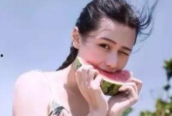 网红农村女孩吃瓜图片高清,网红农村女孩的田园美食之旅